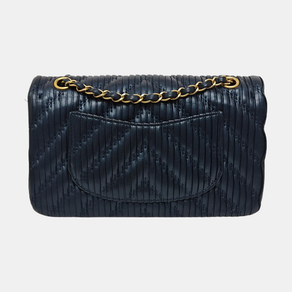 Authenticated pre-owned CLASSIC FLAP Medium Chevron, Quilted Lambskin Blue - Crossbody Bag at Looply