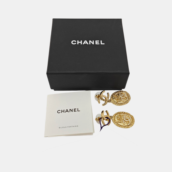 Pendientes con logo CC de metal dorado