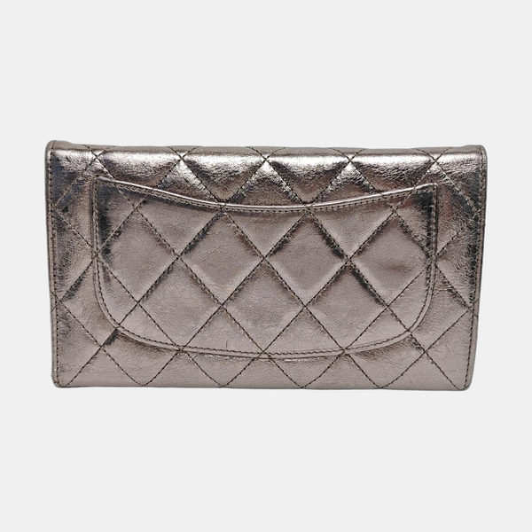 2.55 Cartera plateada de piel de becerro acolchada