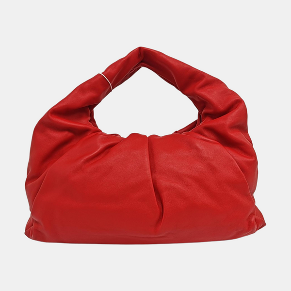 El bolso de mano de piel de becerro rojo