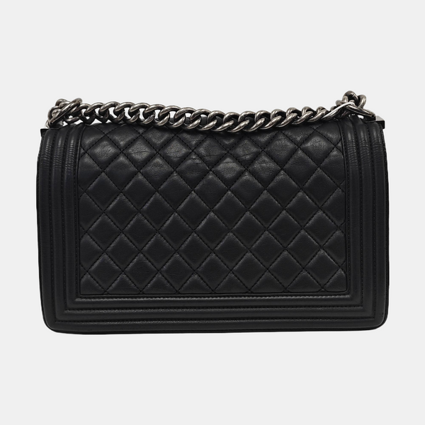 BOY CHANEL Piel de becerro acolchada negra