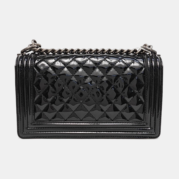 BOY CHANEL Mediano de charol acolchado negro