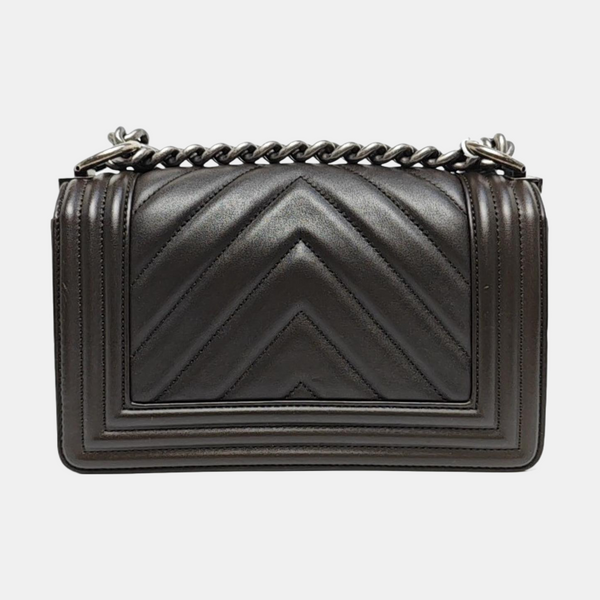 BOY CHANEL Chevron, Piel de becerro acolchada marrón