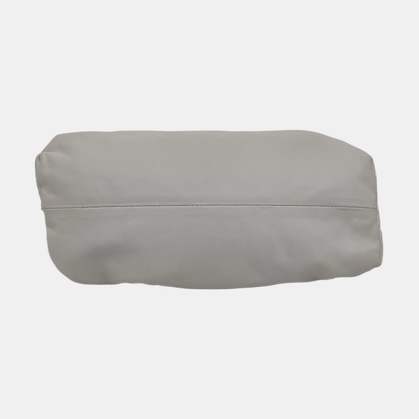 El estuche de piel de ternera blanca