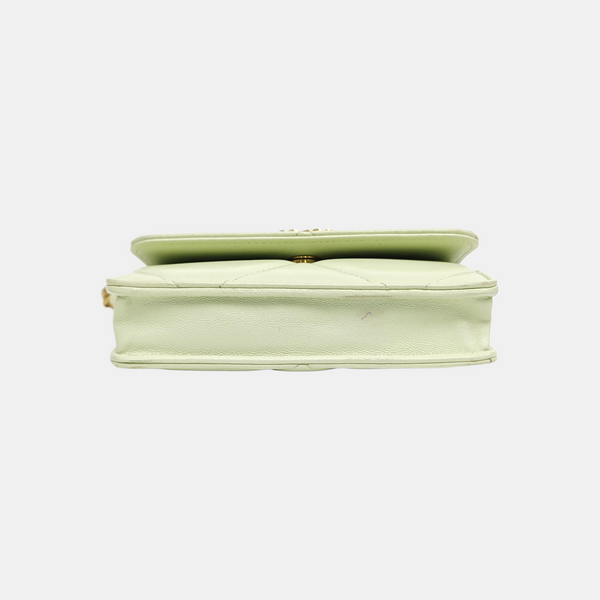 Chanel 19 de piel de cordero acolchada verde