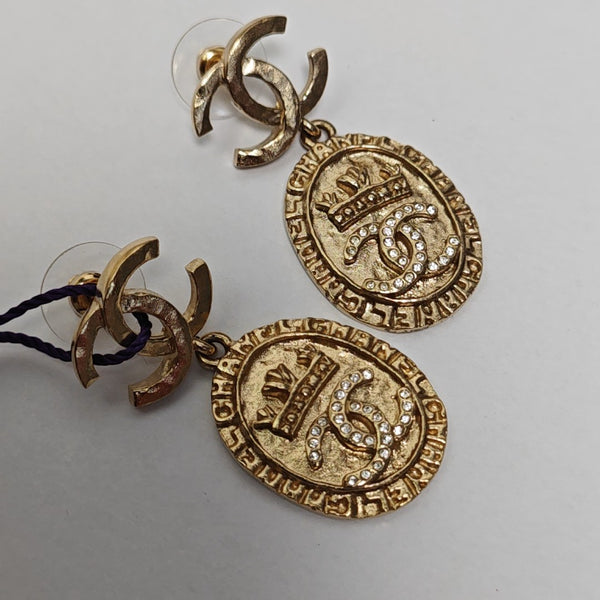 Pendientes con logo CC de metal dorado