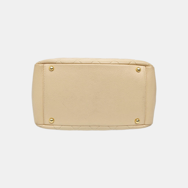 CHANEL PETITE Piel de becerro graneada acolchada beige