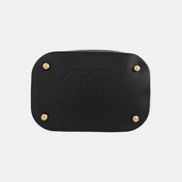 CC DRAWSTRING BUCKET Small Quilted Calfskin Black