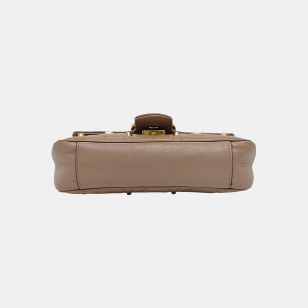 GG Marmont Piel de becerro acolchada pequeña beige