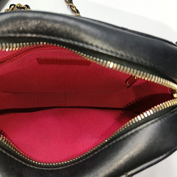 LOGO ENCHAINED FLAP Quilted Calfskin Black