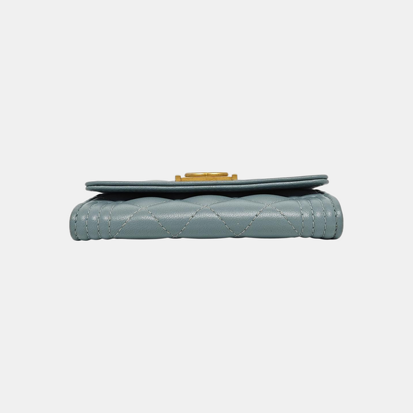 Tarjetero BOY CHANEL acolchado de piel de cordero azul