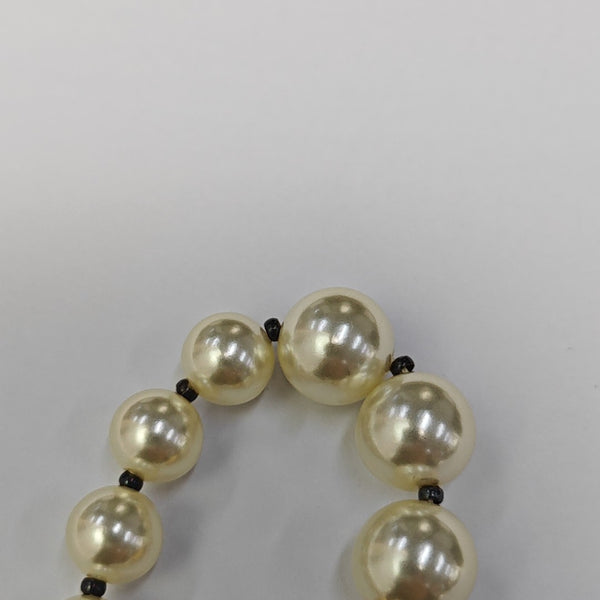30 Montaigne Metal White Necklace