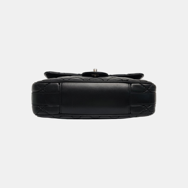 Authenticated pre-owned CLASSIC FLAP Quilted Lambskin Black - Crossbody Bag at Looply