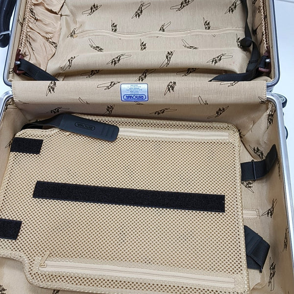 Equipaje de material especial plateado