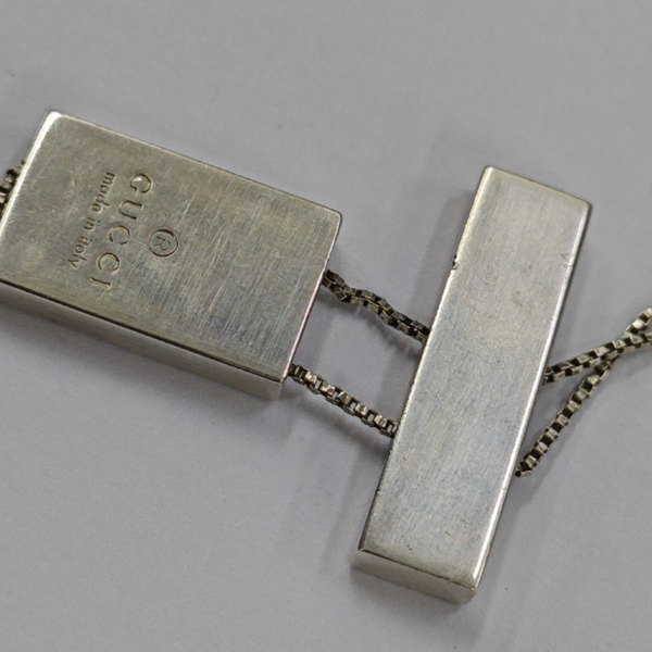 Collar de plata de metal