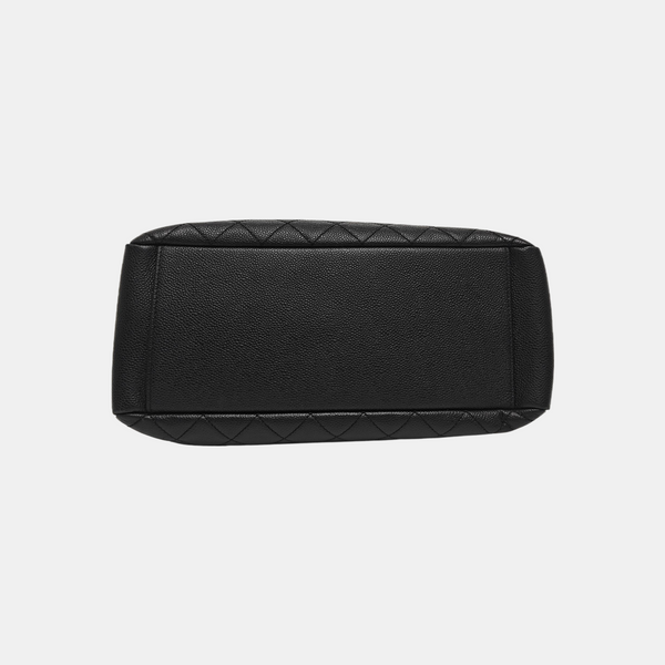 CHANEL GST Grande Piel de Becerro Granulada Acolchada Negra