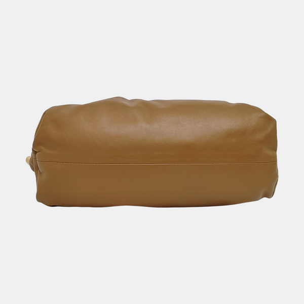 La funda de piel de becerro marrón
