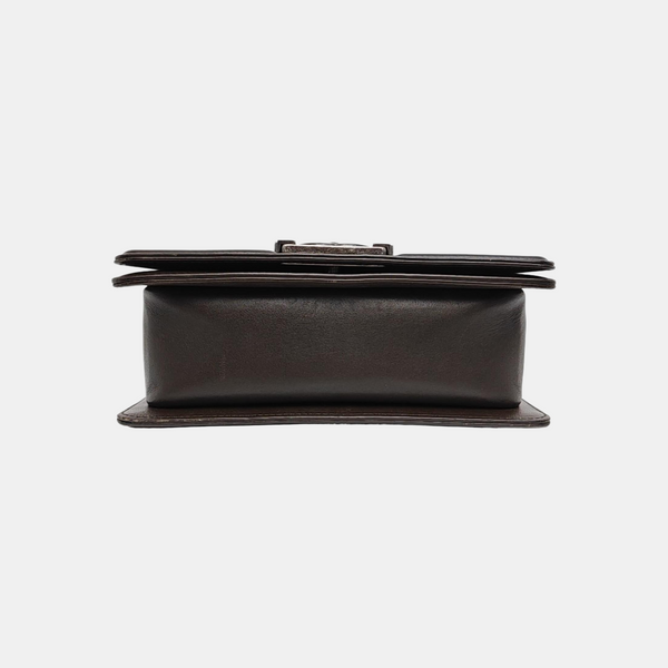 BOY CHANEL Chevron, Piel de becerro acolchada marrón