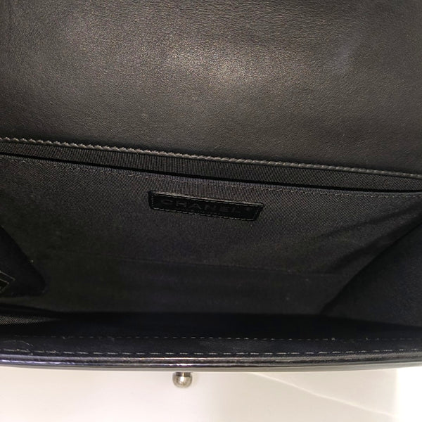 BOY CHANEL Mediano de charol acolchado negro