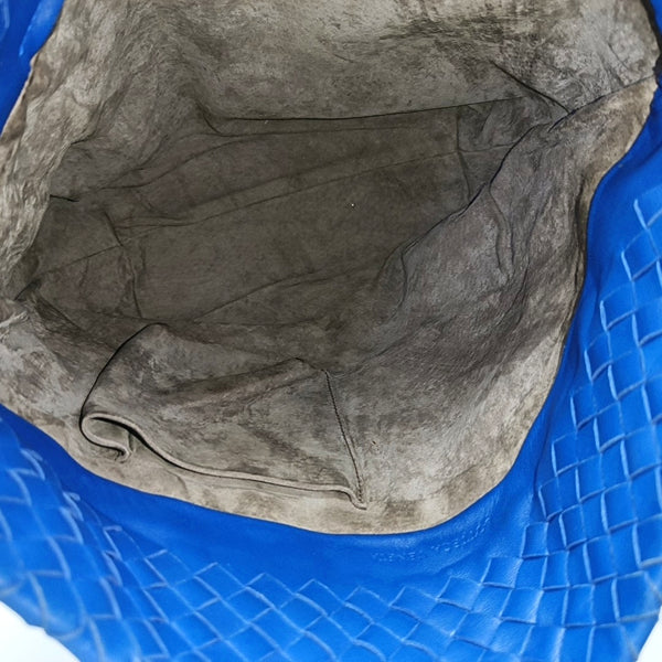 Cesta de piel de cordero azul