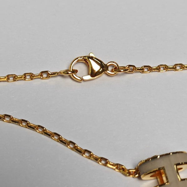 Collar Pop H de metal dorado