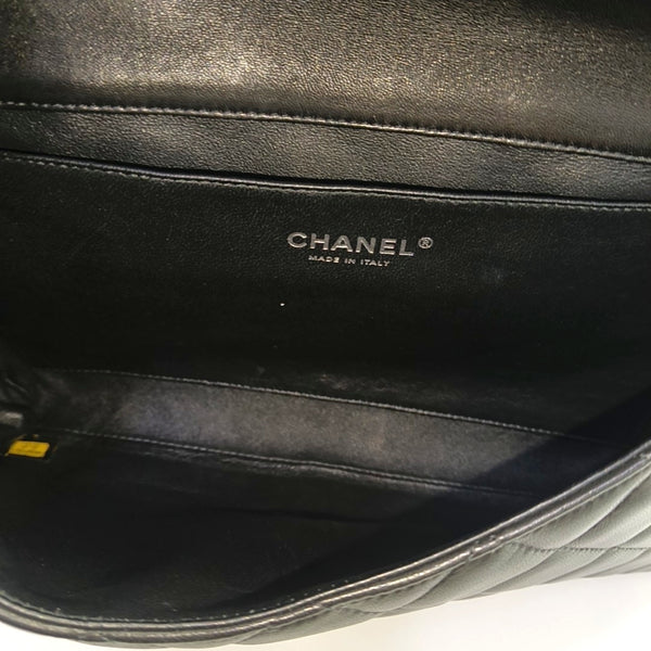 Authenticated pre-owned CLASSIC FLAP Quilted Lambskin Black - Shoulder Bag at Looply