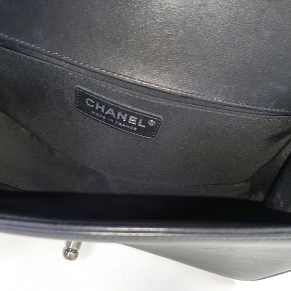 Authenticated pre-owned BOY CHANEL Medium Chevron Calfskin Black - Shoulder Bag at Looply
