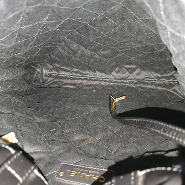 CHANEL 22 Small Quilted Calfskin Black