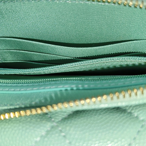 Authenticated pre-owned CLASSIC FLAP Quilted Lambskin Green - Shoulder Bag at Looply