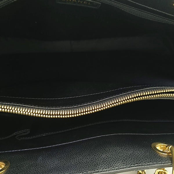 CHANEL GST Extra Grande Piel de Becerro Granulada Acolchada Negra