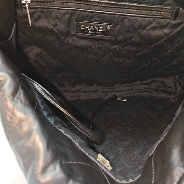 CHANEL 22 Medium Quilted Calfskin Black