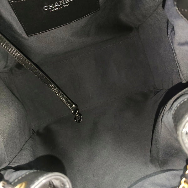 CHANEL 25 Medium Quilted Calfskin Black