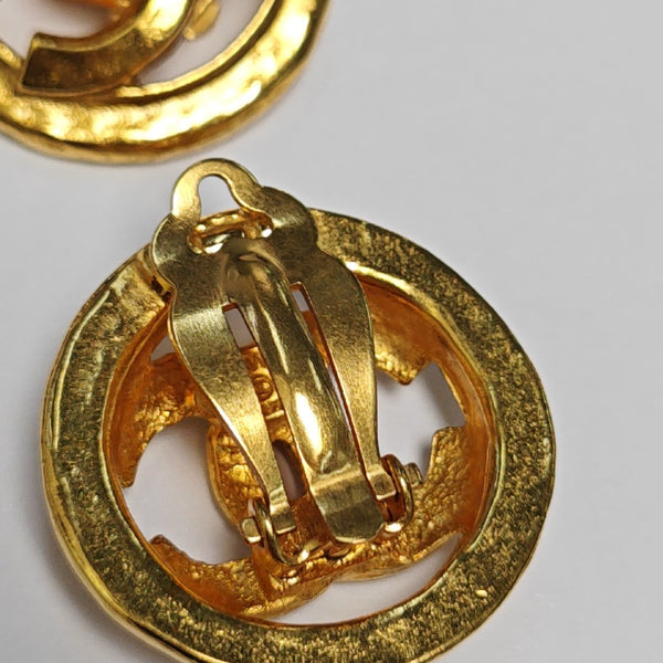 Pendientes de clip de metal dorado