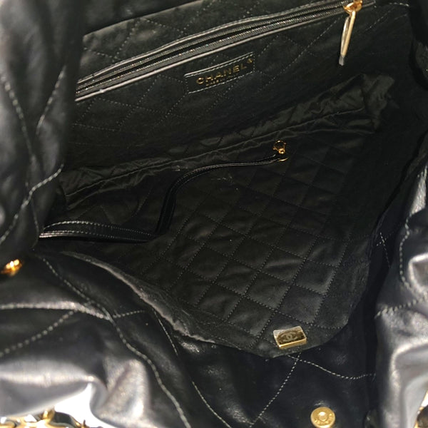 CHANEL 22 Medium Quilted Calfskin Black