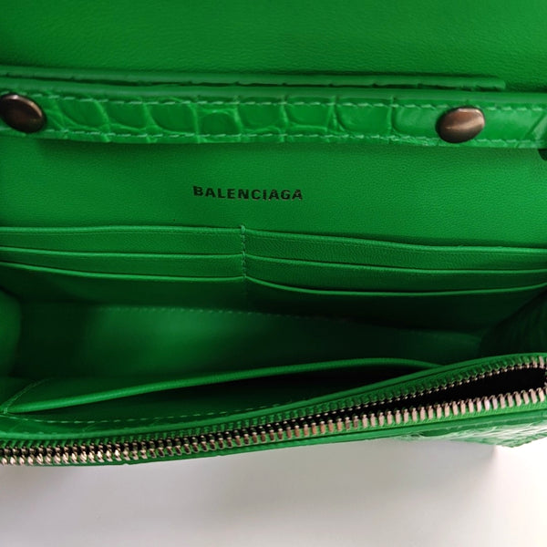 Authenticated pre-owned Hourglass Calfskin Green - Shoulder Bag at Looply