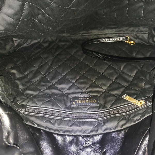 CHANEL 22 Medium Quilted Calfskin Black