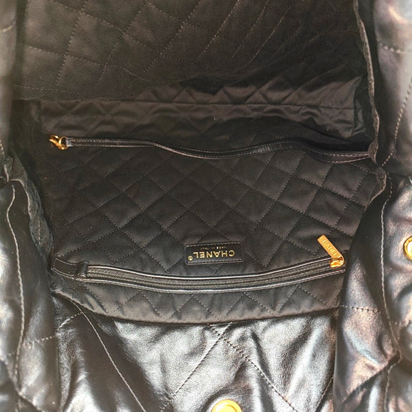 CHANEL 22 Medium Quilted Calfskin Black