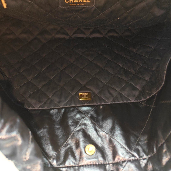 CHANEL 22 Large Quilted Calfskin Black