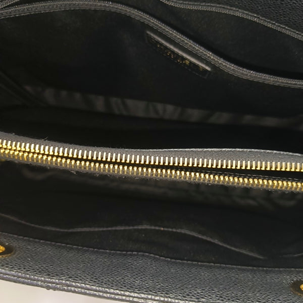 CHANEL GST Grande Piel de Becerro Granulada Acolchada Negra