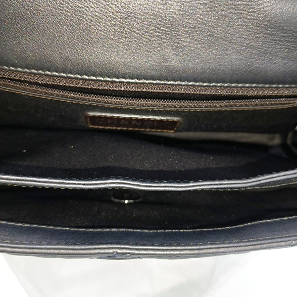Authenticated pre-owned CLASSIC FLAP Medium Quilted Calfskin Grey - Shoulder Bag at Looply