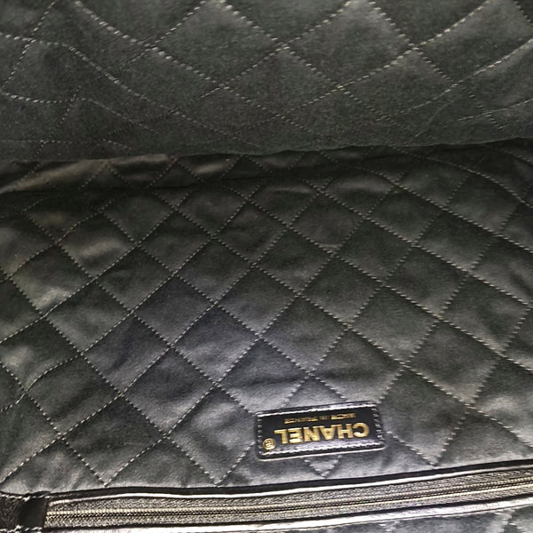 CHANEL 22 Medium Quilted Calfskin Black