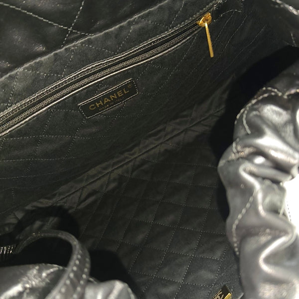 CHANEL 22 Medium Quilted Calfskin Black