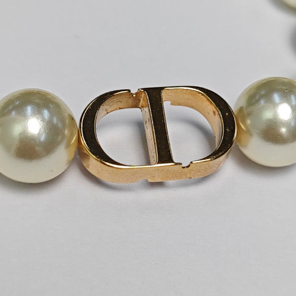 30 Montaigne Metal White Necklace