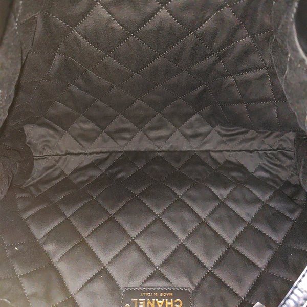 CHANEL 22 Small Quilted Calfskin Black