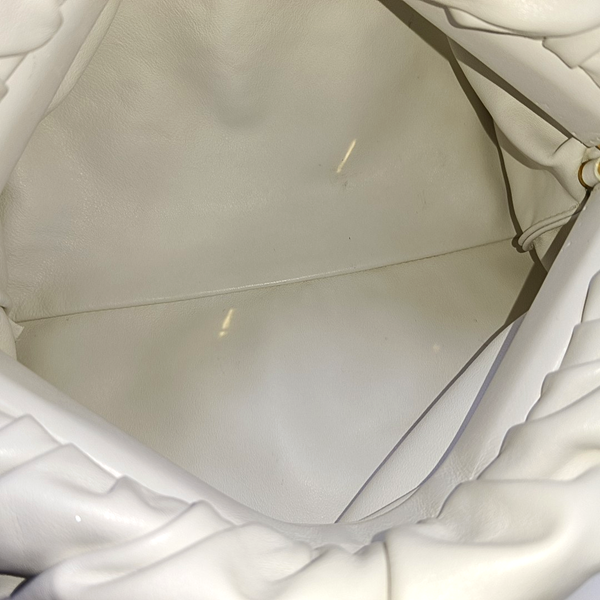 El estuche de piel de ternera blanca