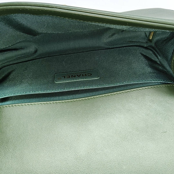 Authenticated pre-owned BOY CHANEL Medium Chevron, Quilted Calfskin Green - Shoulder Bag at Looply
