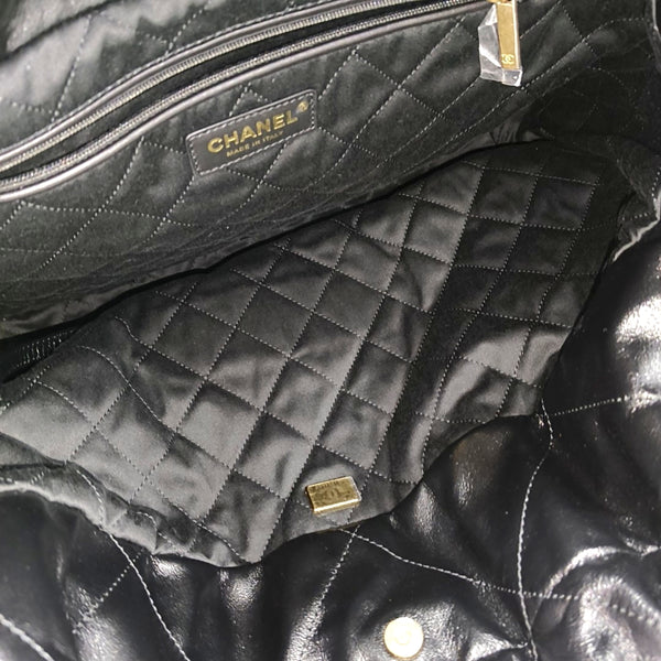 CHANEL 22 Medium Quilted Calfskin Black