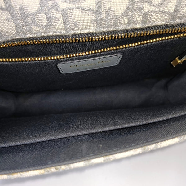 30 Montaigne Medium Oblique Canvas Gray
