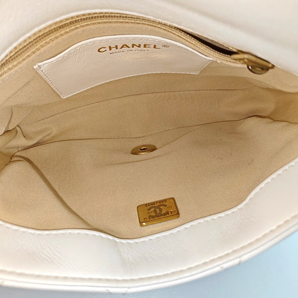 Authenticated pre-owned CLASSIC FLAP Quilted Lambskin White - Shoulder Bag at Looply