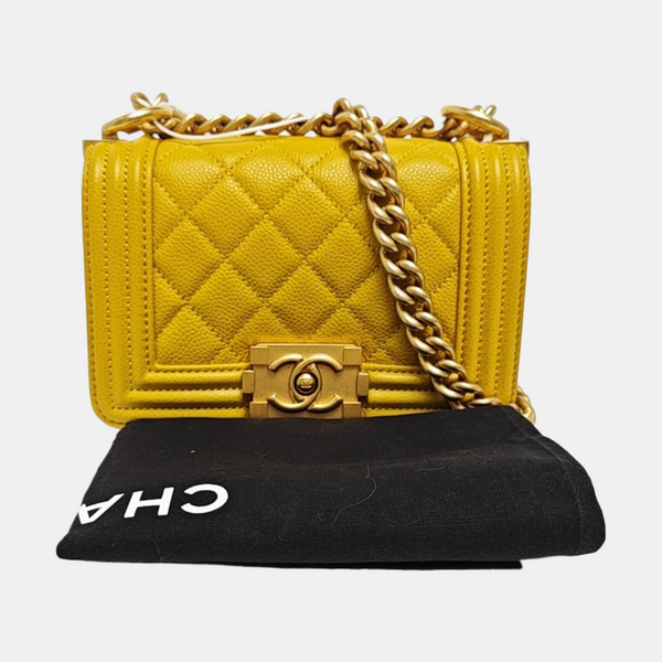 BOY CHANEL Piel de becerro graneada acolchada amarilla